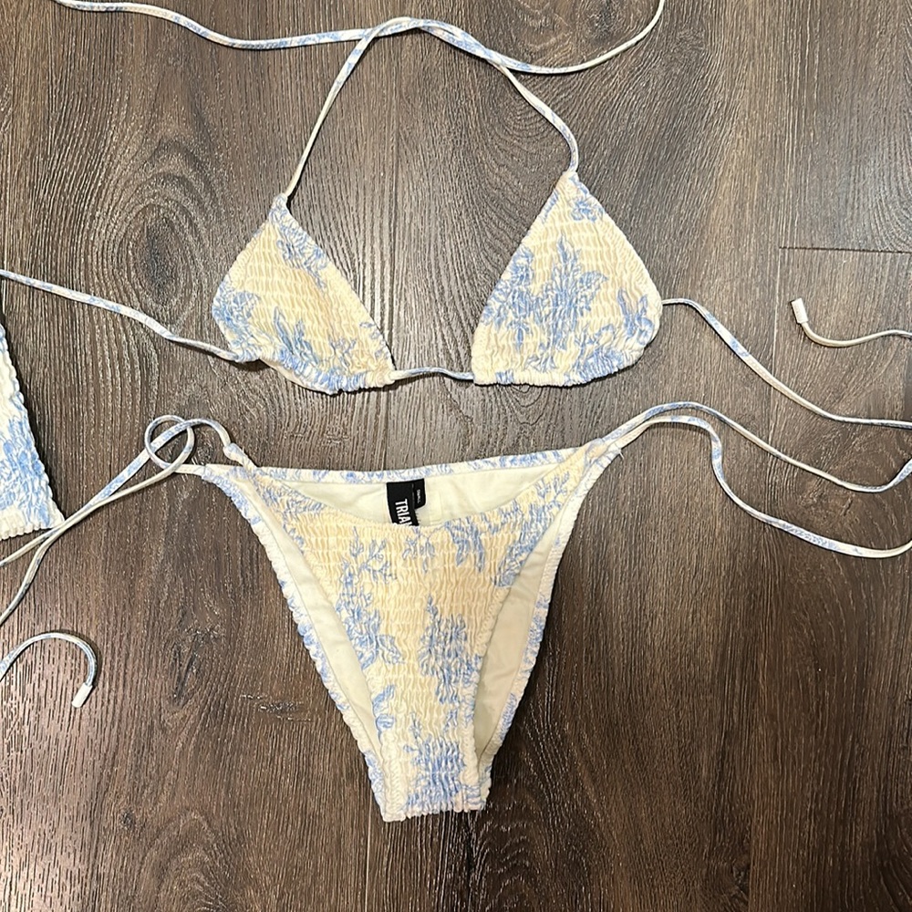 Triangl string bikini set- size small